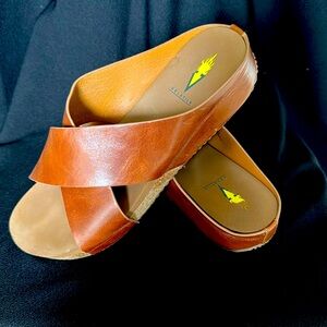 Volatile sandals